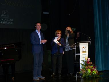 L’AJUNTAMENT ENTREGA LA MEDALLA D’OR DE SANTANYÍ A ANTÒNIA VICENS