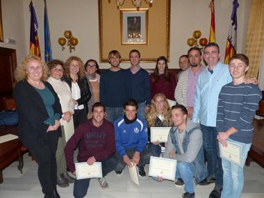 L’AJUNTAMENT ENTREGA 15 BEQUES DE MOBILITAT A ESTUDIANTS DEL TERME