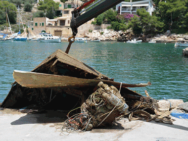Retirats 3.000 quilos de residus dels fons marí de Cala Figuera 