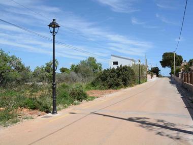 Cala Llombards renova el seu enllumenat i posa a punt carrers i serveis