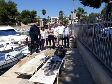 Retirats 80 quilos de residus del fons marí de Porto Petro