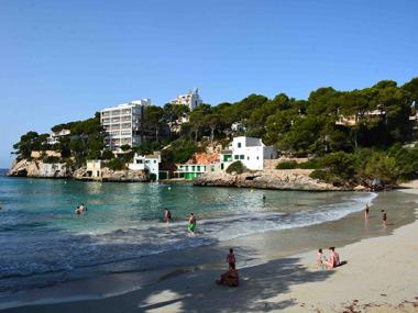 Ja ha començat la instal·lació de la turbina per regenerar l’aigua de la platja de Cala Santanyí