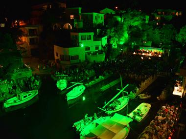 Vasko Vassilev llueix a la nit de música arran de mar de Cala Figuera