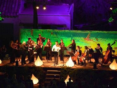Vasko Vassilev llueix a la nit de música arran de mar de Cala Figuera