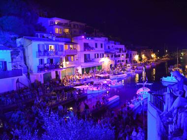Vasko Vassilev llueix a la nit de música arran de mar de Cala Figuera