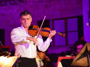 Vasko Vassilev llueix a la nit de música arran de mar de Cala Figuera