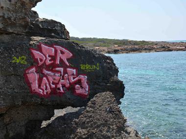 L’Ajuntament de Santanyí ha començat a esborrar les pintades de sa Punta Negra