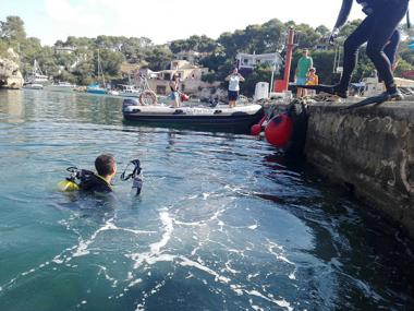 Retirats més de 1.400 quilos de residus del fons marí de Cala Figuera