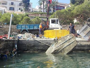 Retirats més de 1.400 quilos de residus del fons marí de Cala Figuera