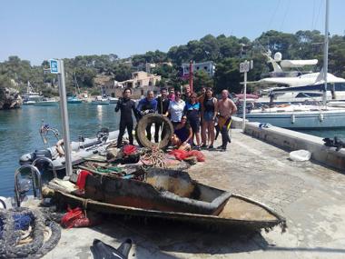Retirats més de 1.400 quilos de residus del fons marí de Cala Figuera