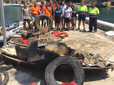 Retirats més de 1.400 quilos de residus del fons marí de Cala Figuera