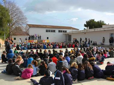 La població infantil i juvenil commemora el Dia Escolar de la No – Violència i la Pau a Santanyí