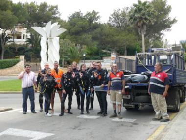 Treuen 500 quilos de residus en unes tasques de neteja del fons marí de Portopetro