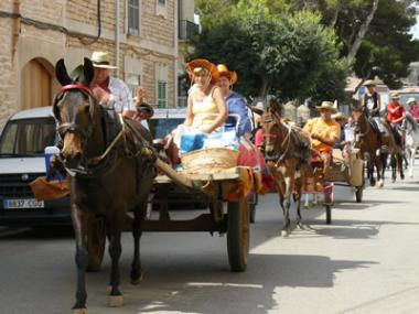 Unes 150 persones anaren d’excursió des de Santanyí a la platja de s’Amarador amb carro, cavalls i tractors