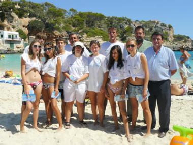 La Fundació Joves Navegants ha realitzat una campanya d’educació ambiental a les platges de Cala Santanyí, Cala Llombards i Cala d’Or