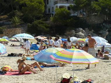 La Fundació Joves Navegants ha realitzat una campanya d’educació ambiental a les platges de Cala Santanyí, Cala Llombards i Cala d’Or