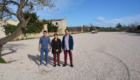 aparcament amb capacitat per a 190 vehicles