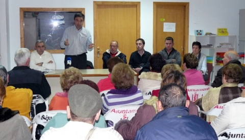 El batle de Santanyí, Miquel Vidal, va informar a la Gent Gran de Cala d’Or, que molt prest disposaran del local social de la Plaça Pinar