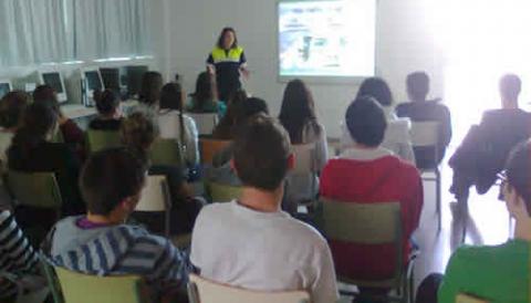 La Policia Local va oferir xerrades informatives sobre violència de gènere als alumnes de l’Institut de Santanyí