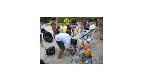 Els joves de Santanyí realitzen tasques mediambientals a Cala Màrmols 