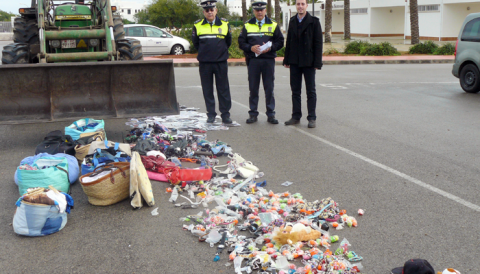 L’Ajuntament de Santanyí destrueix el material incautat per la Policia local durant la temporada turística de 2010