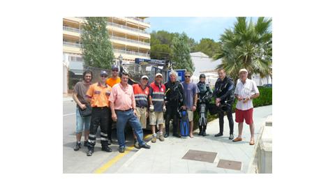 Extreuen una barca, un contenidor i uns 200 quilos de residus en unes tasques de neteja del fons marí de Portopetro