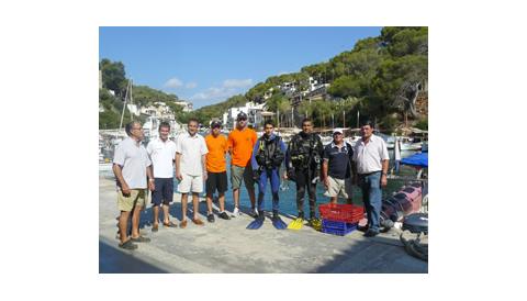 Extreuen una petita embarcació i uns 100 quilos de residus a la neteja del fons marí de Cala Figuera