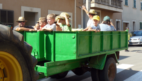 Un total de  270 persones anaren d’excursió des de Santanyí a la platja de s’Amarador amb carro, cavalls, tractors, bicicletes i a peu