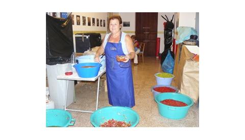 Uns 400 quilos de tomàtigues, 200 de pebres i 200 de ceba foren els ingredients del trempó a la fresca d’Es Llombards