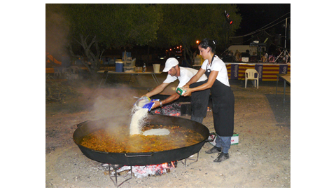 Son Moja reuneix més de 400 persones a la paella a la fresca