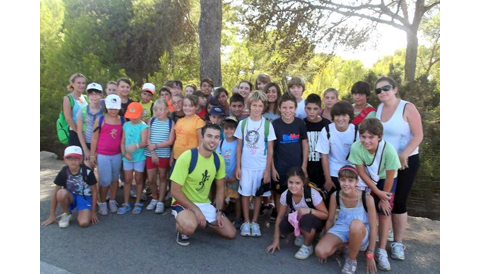 Un grup de 36 joves de Santanyí omplen 30 sacs de fems realitzant una neteja a Cala Màrmols 