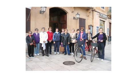 Les Mestresses fan una passejada amb bicicleta i a peu pels voltants de Santanyí