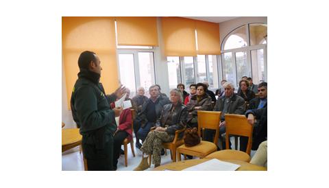 La Guàrdia Civil dóna consells a la gent gran davant el perill d’estafa, robatoris i maltractament