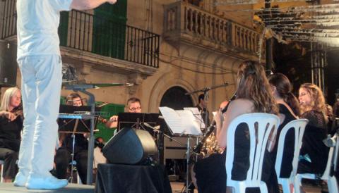 Magistral actuació de Pedro Fuentes, Álvaro Chaves, Sílvia Fluixà, Banda de Música i corals de Santanyí a la Nit de Sarsuela
