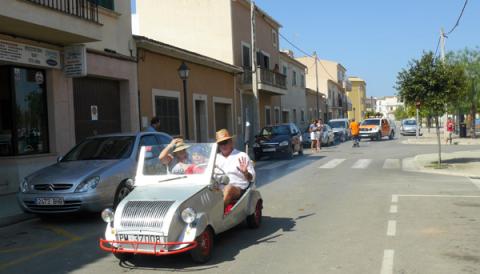 Un total de  150 persones anaren d’excursió a la platja de s’Amarador amb carro, cavalls, tractors, bicicletes i a peu