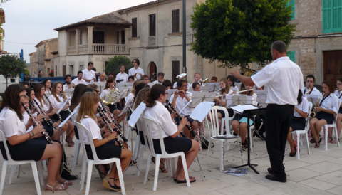 Música i actuacions, protagonistes de l’inici de les festes patronals d’es Llombards 