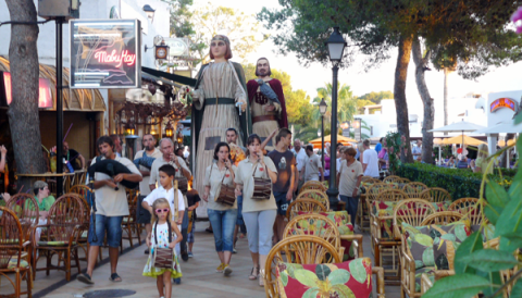Cala d’Or encetà les festes amb els Gegants de Santanyí i una pamboliada multitudinària