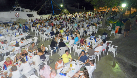 Cala Figuera celebra amb èxit el primer Pa amb oli a la Fresca