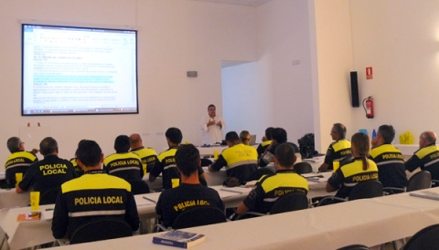 La Policia local perfecciona la seva intervenció en accidents de trànsit en uns cursos impartits al Centre Cívic d’es Llombards
