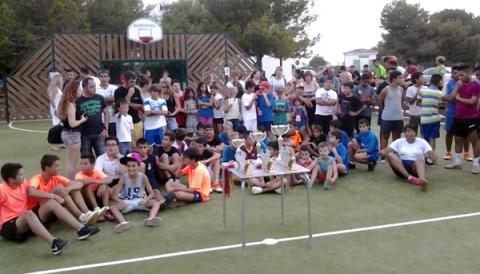 EL JUGADOR MALLORQUINISTA BRANDON THOMAS CLAUSURA EL TORNEIG QUE DUU EL SEU NOM