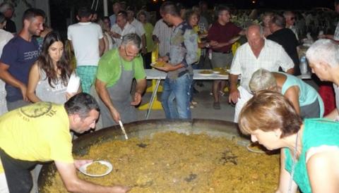 CALA LLOMBARDS I SON MOJA ACOMIADEN LES FESTES D’ESTIU AMB UN SOPAR DE PAELLA MULTITUDINARI