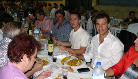 UNES 300 PERSONES CELEBREN AMB UN SOPAR DE PAELLA LES FESTES D'ESTIU A CALA S'ALMONIA 