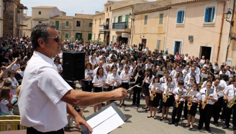 SANTANYÍ S’OMPLE DE MÚSICS AMB MOTIU DE LA TROBADA DE BANDES DE MÚSICA