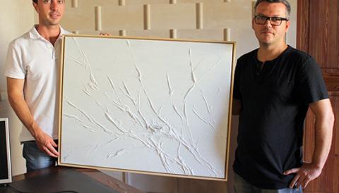 EL PINTOR GUILLEM VICENS OBSEQUIA ALS SANTANYINERS AMB UN DELS SEUS QUADRES