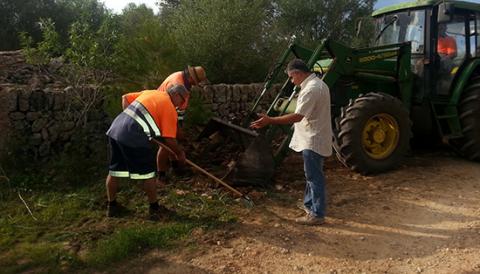 EL CONSISTORI I ELS TÈCNICS DEL PARC NATURAL DE MONDRAGÓ TREBALLEN CONJUNTAMENT CONTRA L’INCIVISME