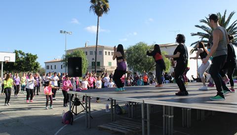 300 PERSONES BALLEN ZUMBA CONTRA LA VIOLÈNCIA DE GÈNERE
