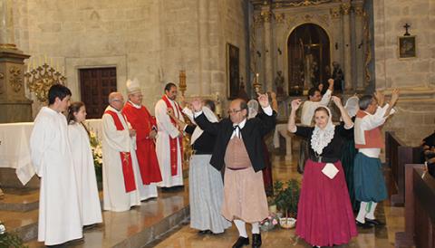 SANTANYÍ VENERA AMB DEVOCIÓ AL SEU PATRÓ, SANT ANDREU, EL DIA DE LA SEVA FESTIVITAT