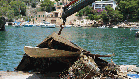 Retirats 3.000 quilos de residus dels fons marí de Cala Figuera 