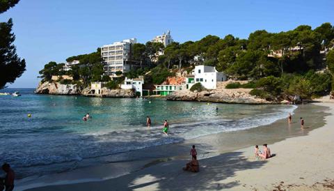 Ja ha començat la instal·lació de la turbina per regenerar l’aigua de la platja de Cala Santanyí