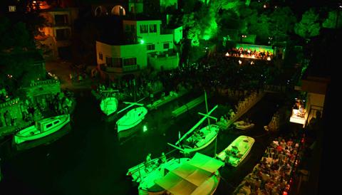 Vasko Vassilev llueix a la nit de música arran de mar de Cala Figuera
